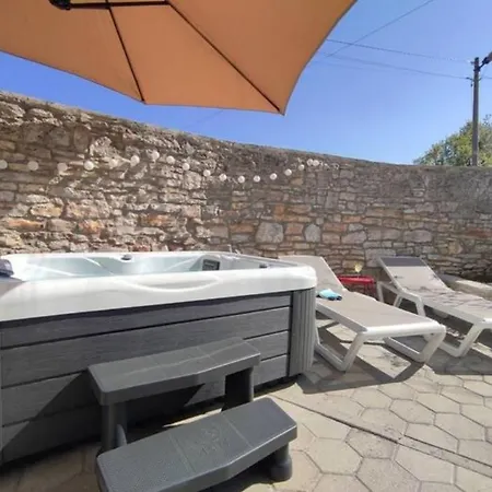 With Whirlpool And Bbq Near Porec Apartman Baderna